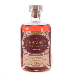 Liqueur de fraise de Plougastel fabriqué par la distillerie Warenghem à Lannion.