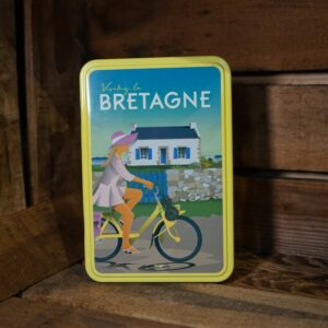 Boite métallique à gâteaux.