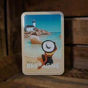 Boite à sucre "Visitez la Bretagne" femme au chapeau sur la plage