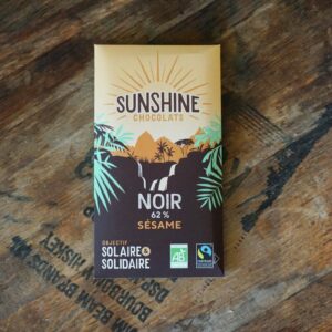 Tablette de chocolat noir 62% au sésame.