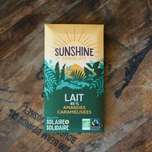 Tablette de chocolat au lait 45% et amandes caramélisées.