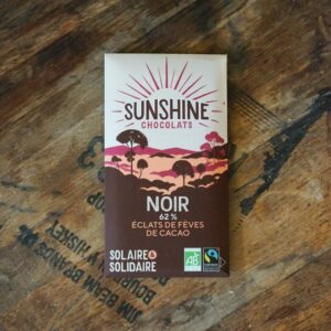 Tablette de chocolat noir bio aux éclats de fèves de cacao bio.