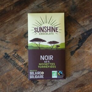 Tablette de chocolat noir bio aux noisettes torréfiées.
