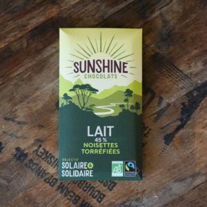 Tablette de chocolat au lait et noisettes torréfiées bio.